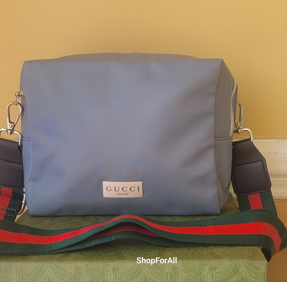 Gucci Green Toiletry Bag with Structured Shape and Gold Hardware - Picture 11 of 16